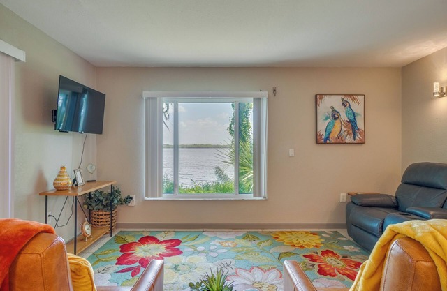 Lakefront Condo w/Pool & Views: 7 Mi to Orlando!