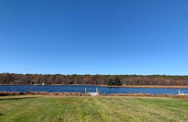 Lakefront Cottage w Fireplace, Private Lake Access, Dock, Big Yard, Free Boating