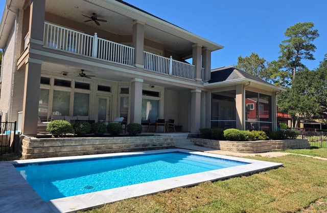 Lakefront Home on quite/protected cove on Lake Conroe with private pool