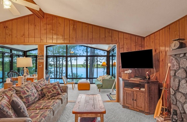 Lakefront home w/deck, grill, fireplace, firepit, AC, & WiFi