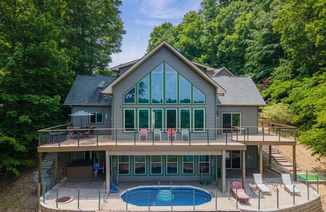 Lakefront home w/pool & hot tub