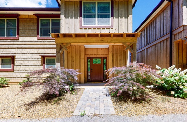 Lakefront Living w/Free Attraction Tickets, Gas Fireplace, Deck, & Boat Slip