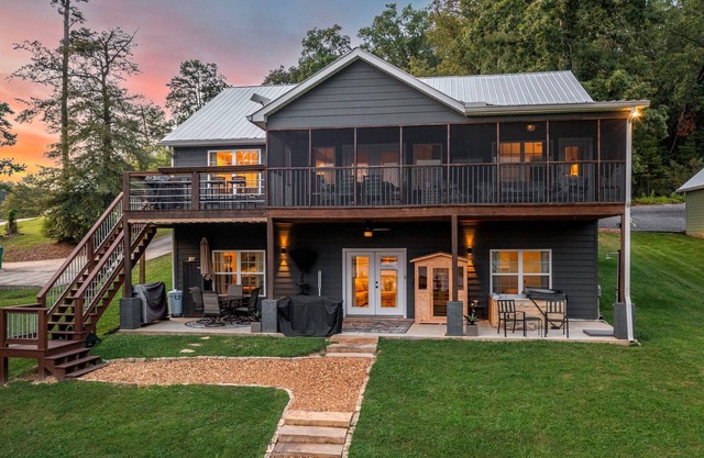 Lakefront|Sauna|Hot Tub|Fire Pit|Kayaks and more!