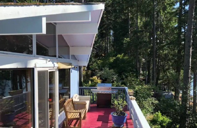 Lakehouse Chalet - quiet, peaceful home on a lake