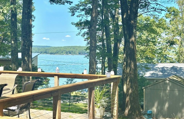 Lakehouse Getaway – Modern Comfort on Lake Wallenpaupack with Boat Slip