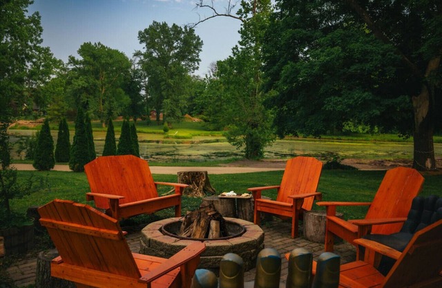 LAKEHOUSE/HOT TUB/8 MILES TO DOWNTOWN/ON 60 ACRES
