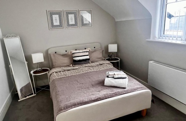 Lakeside LUX bedroom with parking, M4 Jct 11, next to train station