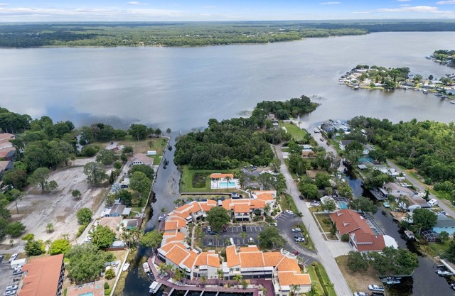 Lakeside Oasis - 2 bedroom, 2 bath plus Pool & Spa