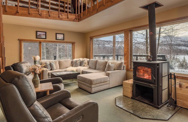 Lakeside Retreat w/Epic Mountain Views & Trails/Basecamp for Denali NP