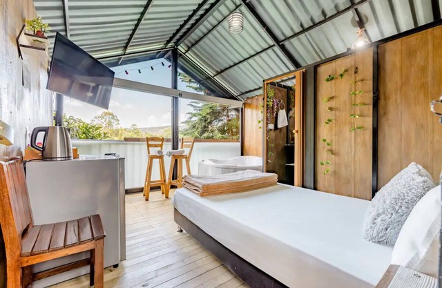 Lakeview Cabin with Jacuzzi in Guatapé