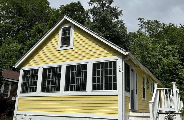 Lakeview property in private community. Lake & beach access. Swim/Kayak all day!