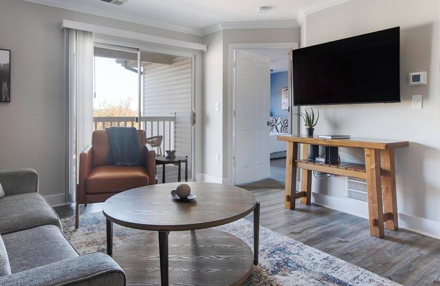 Landing | Amazing 2BD, Pool, Clubhouse