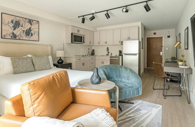 Landing at The Harrison - Studio in Northeast R.