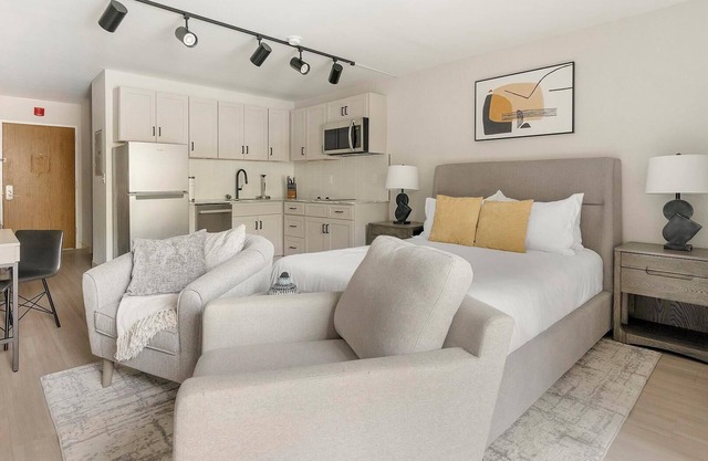 Landing | Stunning Studio, Pool, Gym