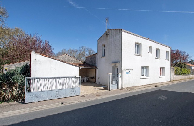 Large Family House by the Sea 2/10 People