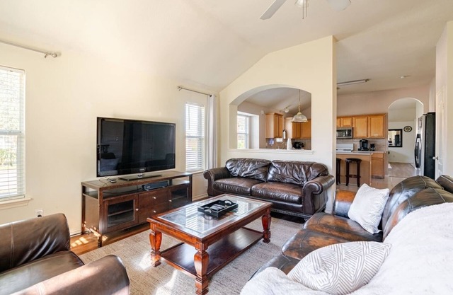 Large 4 Bedrooms Home - Workforce Rental - Washer/Dryer - Garage - Full Kitchen