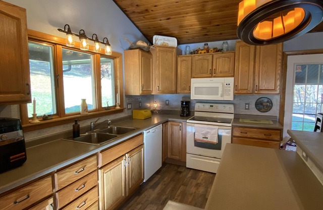 Large, 4 BR (1 King, 2 Queens), 2 Bath, Recently Renovated