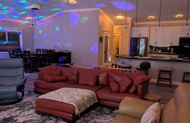 Large, 4B/2.5Bath, Cozy, Modern Oasis near Seacliff views. Central A/C. Pets OK.