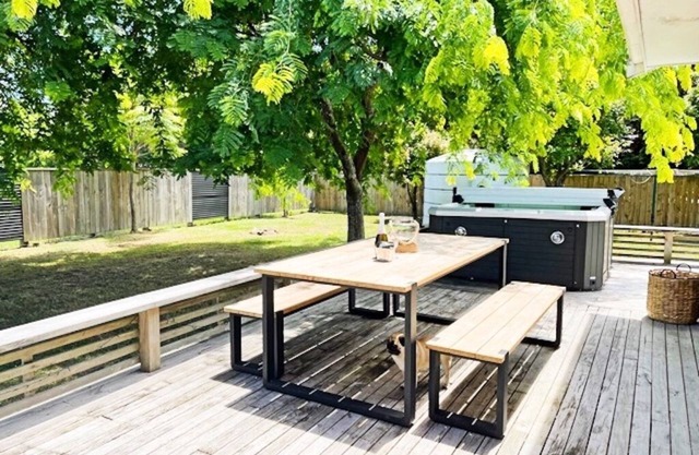 Large and private summer pad | Spa | huge backyard | 3 mins to beach