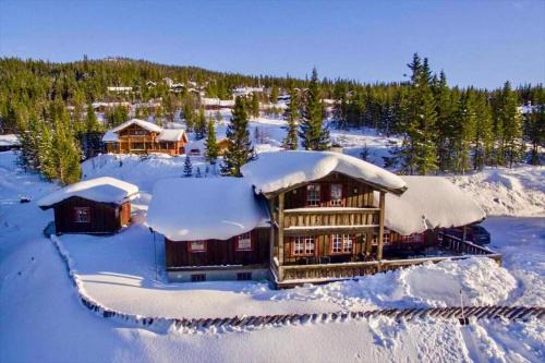 Large cabin at Nesfjellet with lovely view, inddor Jacuzzi & sauna