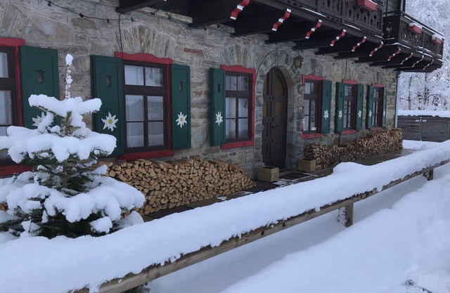 Large cozy ski lodge located on the Kitzsteinhorn glacier