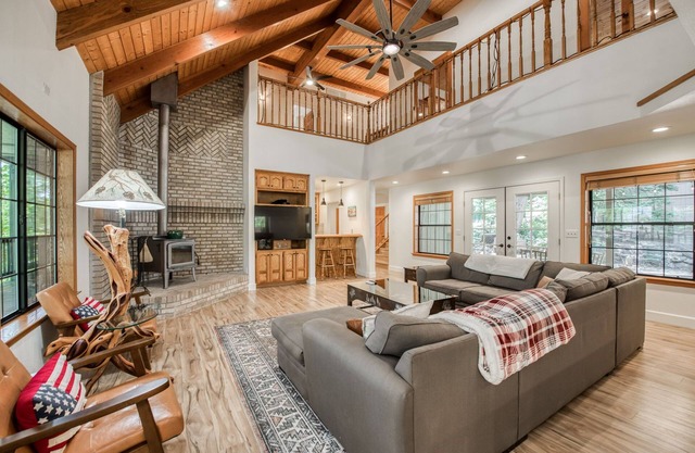 Large Family Retreat-6 BEDROOMS, Sleeps 16!