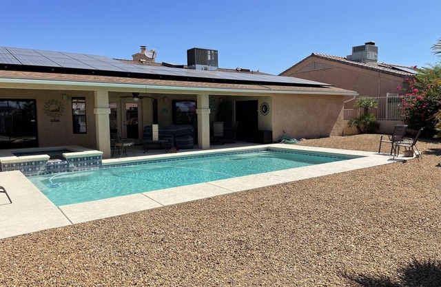 Large heated pool and hot tub! 2 King Rooms. Lake View!