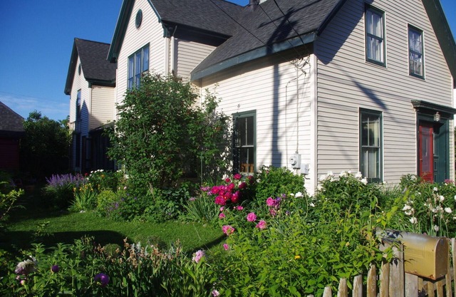 Large Home With Lovely Gardens Short Walk To Main Street STR22-26