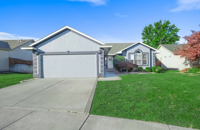 Large Living Space, Private Garage & Yard #2121