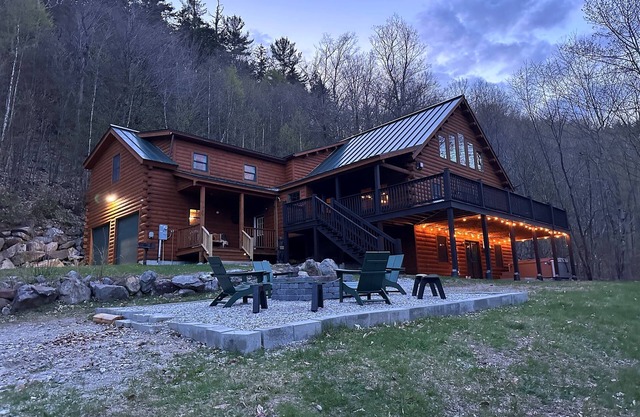 Large Mtn Cabin HotTub+GameRm Mins to Sunday River