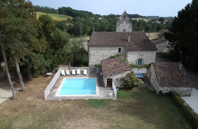 Large stone house with pool, quiet, 16 people.