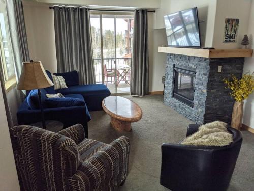 Large Winter Park Condo overlooking Hideaway Park!