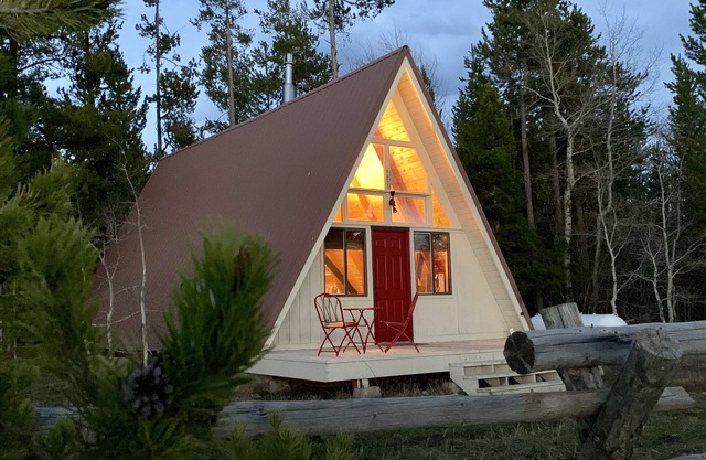 Last Chance Hideaway -Sleeps 4-6 people, Cozy Cabin 45 min from West Yellowstone