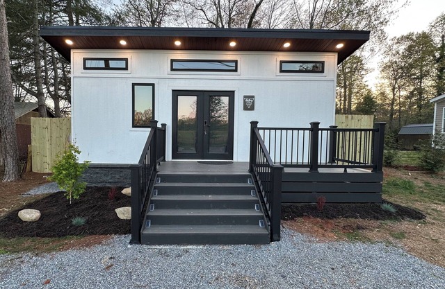 Layla Haus-Tiny Home W/Private Yard ~ Pet Friendly