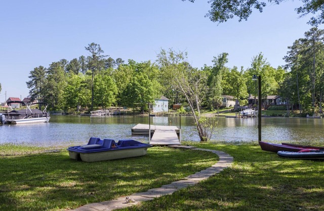 Lazy Days on Lakeshore - Kayaks, Fireplace, and more!