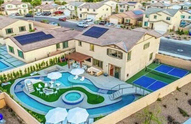 Lazy River, pickleball, g’room, fun in the desert!