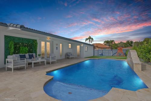 Le Femme Paradise - 5 Bedrooms, Pickleball, Heated Pool and Playground