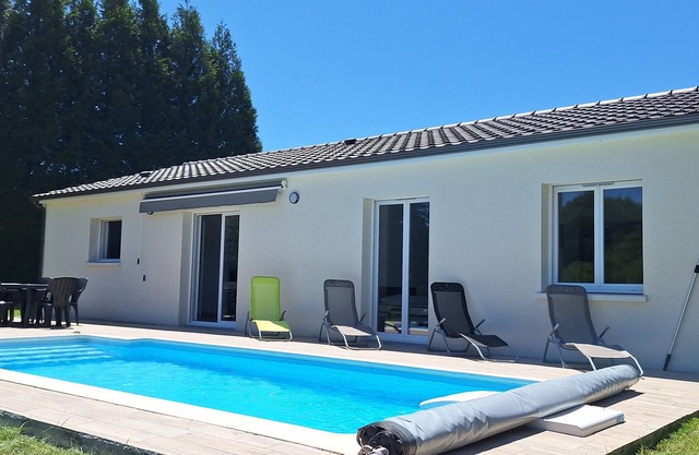 Les Granges de Soulagnieux – Family Holiday Home with Pool and Lake View