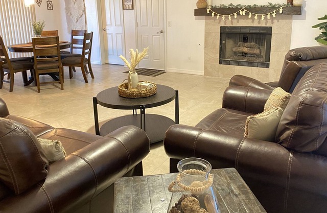 Less than 5mins to London Bridge & Lake 3 BR w/spa