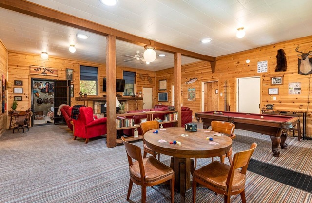 Lewis Creek Hideaway- Hot Tub/EV/Pool Table/Historic!