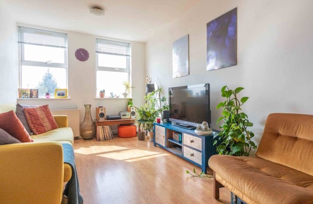 Light and Bright 2-bedroom apartment in Waltham Cross, free off street parking