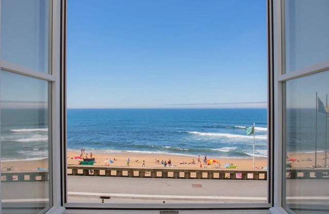 Liiiving in Porto Luxury Beachfront Apartment II
