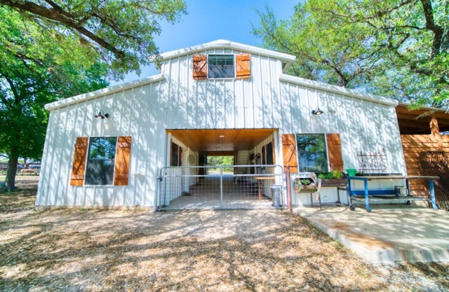 Live Oak Lodge, at Wanderin’ Star Farms