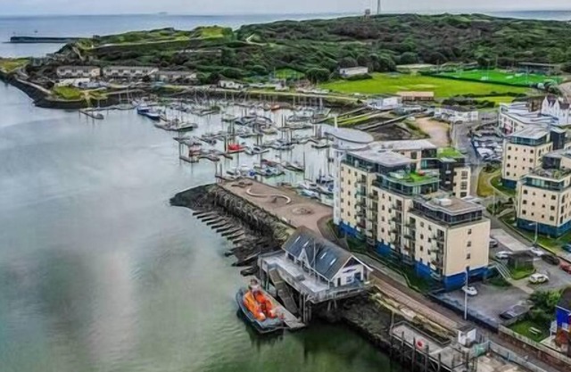 Livestay 2Bed 2Bath Harbourside Apt/Free Parking