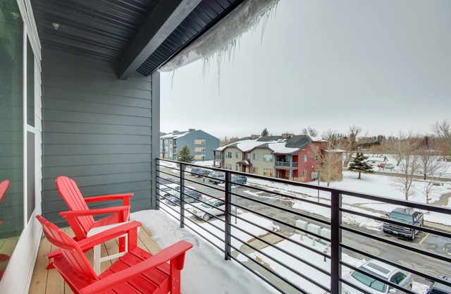 Livingston Condo w/Balcony - 2 Mi to Downtown!