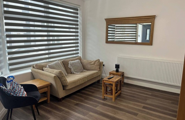 Llangollen 4-bed, Sleeps 8 With Garden & Parking