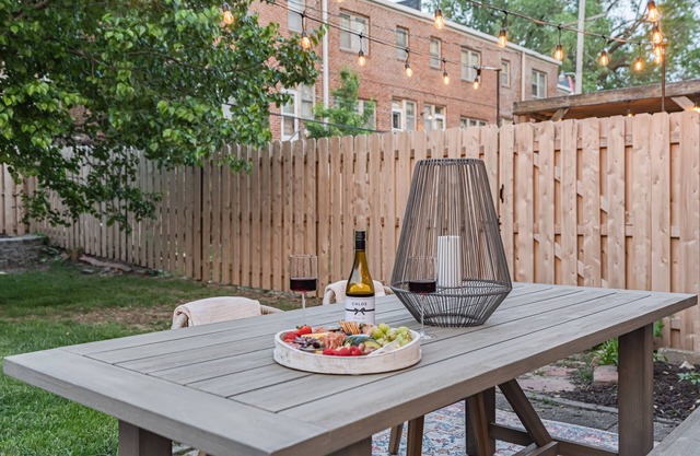 ☕️LOCATION- Walk to ☕️ and dinner in historic Dundee! Very close to UNMC🏥!