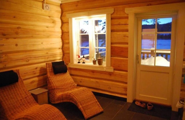 Lodge by lake and slopes
