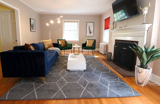 Lofty Elegant Home In Downtown Princeton