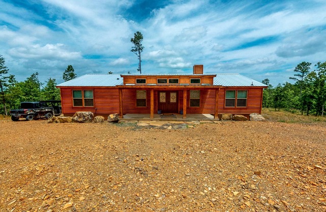 Log Cabin in the Woods - Channel Access, Kayaks, Canoe, Firepit, Dog-Friendly